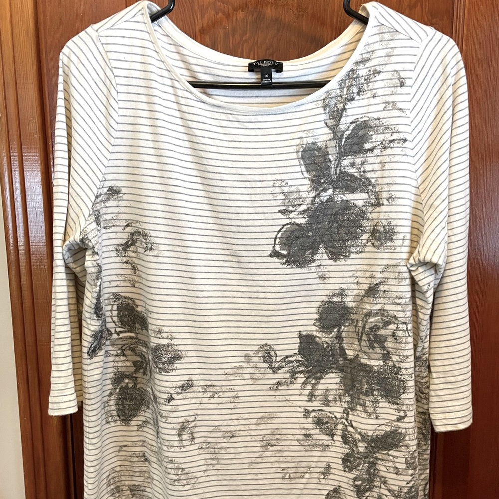 Striped flower detailed scoop neck knit top, 3/4 sleeves